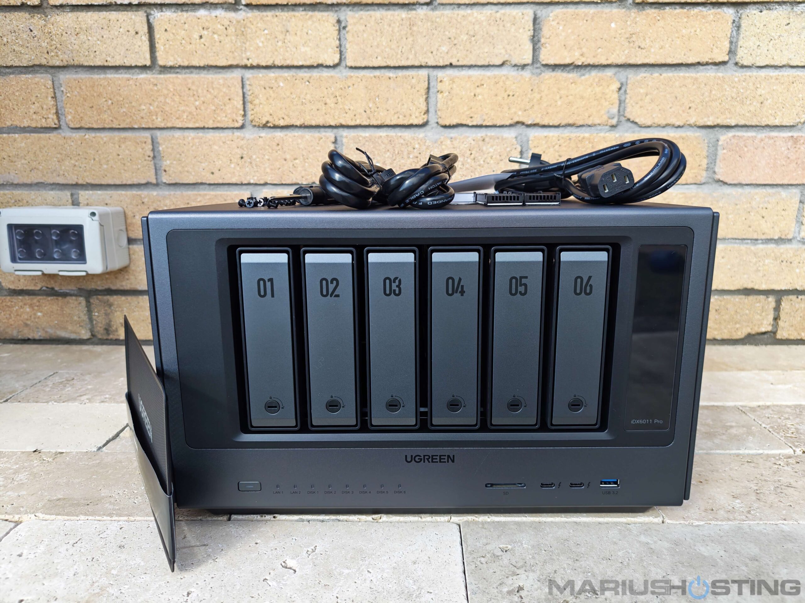 UGREEN AI NAS iDX6011 Pro Review 2